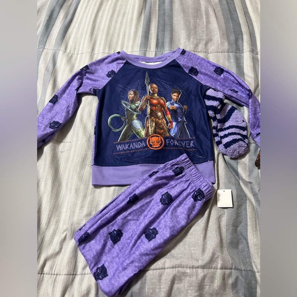 Girls/Boys Wakanda pajamas size 4/5